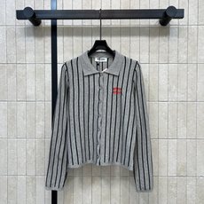 MIU家 26早秋新款 POLO领条纹针织开衫 羊毛针织面料软糯细腻 简约POLO翻领设计 单排纽扣开合 穿脱方便 衣身 MIU家 26早秋新款 POLO领条纹针织开衫 羊毛针织面料软糯细腻 简约POLO翻领设计 单排纽扣开合 穿脱方便 衣身