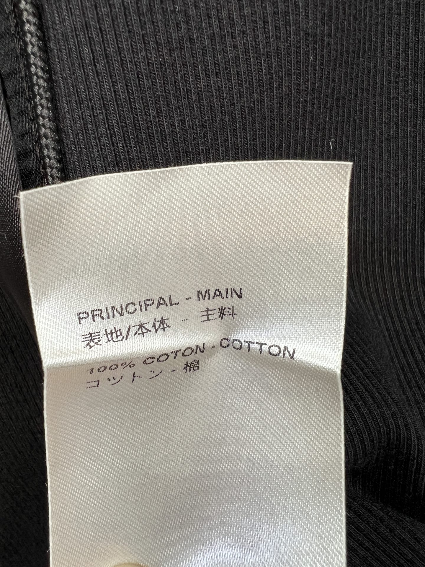 L家 26早秋新款 黑色短款开衫 细坑条面料柔软亲肤 弹力舒适 圆领搭配包边 一排圆扣精致 两侧口袋点缀金属小扣 下摆拼 L家 26早秋新款 黑色短款开衫 细坑条面料柔软亲肤 弹力舒适 圆领搭配包边 一排圆扣精致 两侧口袋点缀金属小扣 下摆拼
