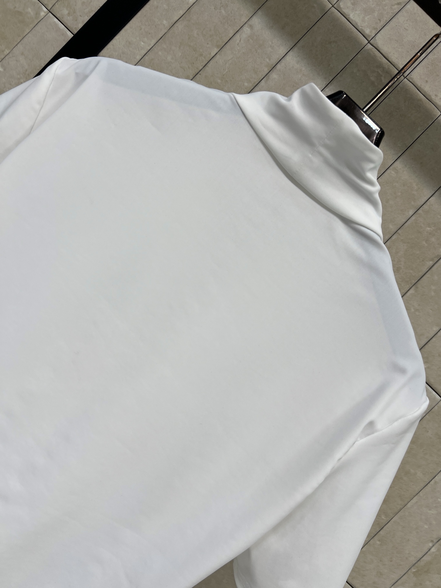 L家 26早秋新款 白色立领短袖上衣 面料顺滑亲肤 垂坠感出众 立领打造简约V领效果 胸前层叠荷叶边搭配撞色织带抽绳 设