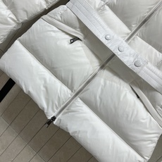 MO家 26秋冬新款 毛领收腰短款羽绒服 大毛领可拆卸设计 风格随心切换 连帽短款版型 搭配同色系收腰腰带 摆脱羽绒服臃 MO家 26秋冬新款 毛领收腰短款羽绒服 大毛领可拆卸设计 风格随心切换 连帽短款版型 搭配同色系收腰腰带 摆脱羽绒服臃