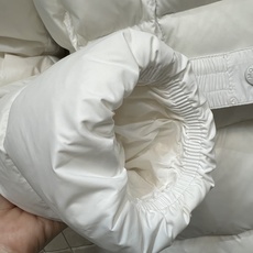 MO家 26秋冬新款 毛领收腰短款羽绒服 大毛领可拆卸设计 风格随心切换 连帽短款版型 搭配同色系收腰腰带 摆脱羽绒服臃 MO家 26秋冬新款 毛领收腰短款羽绒服 大毛领可拆卸设计 风格随心切换 连帽短款版型 搭配同色系收腰腰带 摆脱羽绒服臃