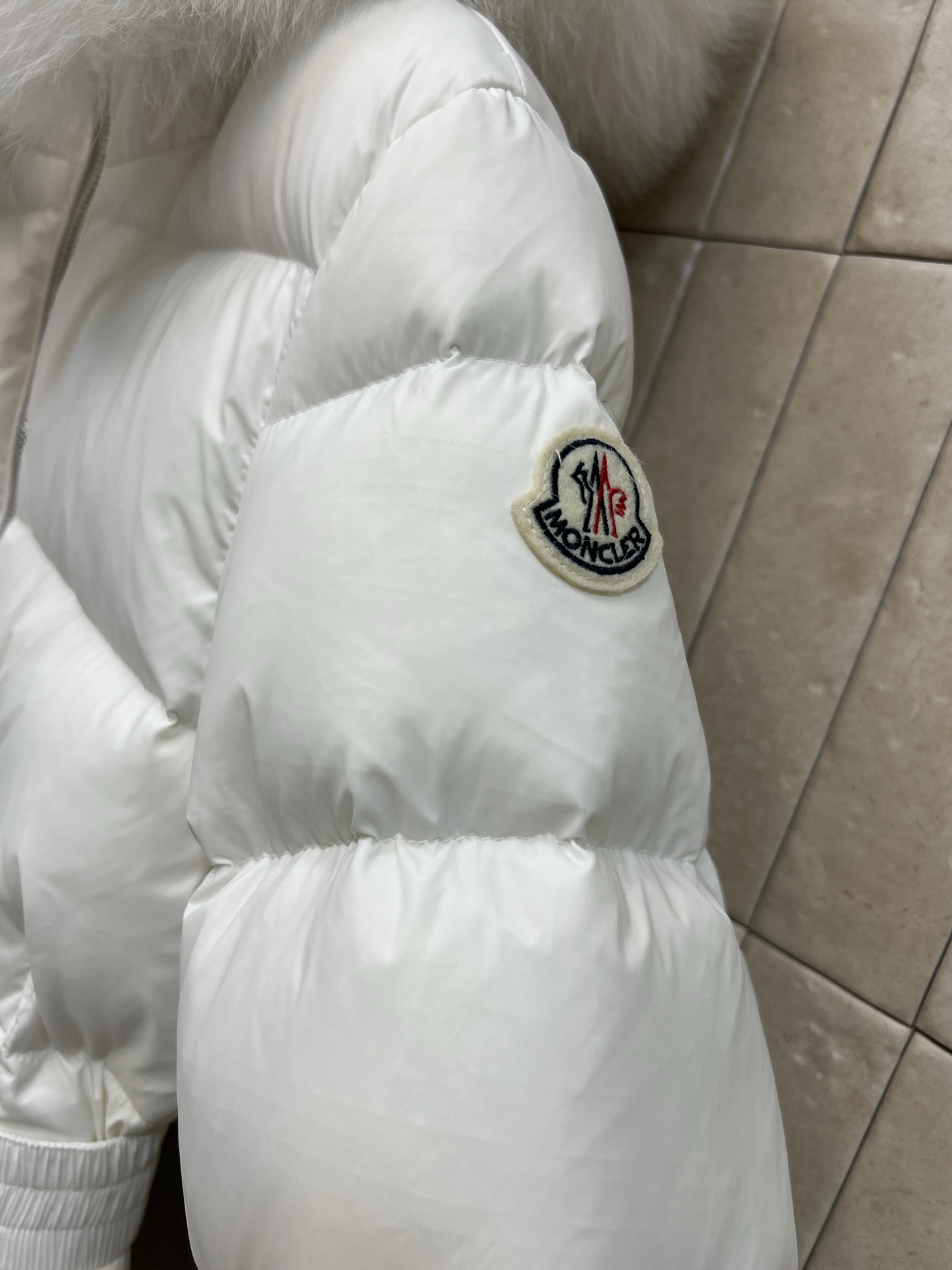 MO家 26秋冬新款 毛领收腰短款羽绒服 大毛领可拆卸设计 风格随心切换 连帽短款版型 搭配同色系收腰腰带 摆脱羽绒服臃 MO家 26秋冬新款 毛领收腰短款羽绒服 大毛领可拆卸设计 风格随心切换 连帽短款版型 搭配同色系收腰腰带 摆脱羽绒服臃