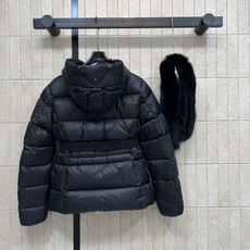 MO家 26秋冬新款 毛领收腰短款羽绒服 大毛领可拆卸设计 风格随心切换 连帽短款版型 搭配同色系收腰腰带 摆脱羽绒服臃 MO家 26秋冬新款 毛领收腰短款羽绒服 大毛领可拆卸设计 风格随心切换 连帽短款版型 搭配同色系收腰腰带 摆脱羽绒服臃