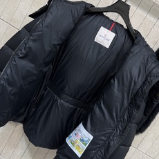 MO家 26秋冬新款 毛领收腰短款羽绒服 大毛领可拆卸设计 风格随心切换 连帽短款版型 搭配同色系收腰腰带 摆脱羽绒服臃 MO家 26秋冬新款 毛领收腰短款羽绒服 大毛领可拆卸设计 风格随心切换 连帽短款版型 搭配同色系收腰腰带 摆脱羽绒服臃