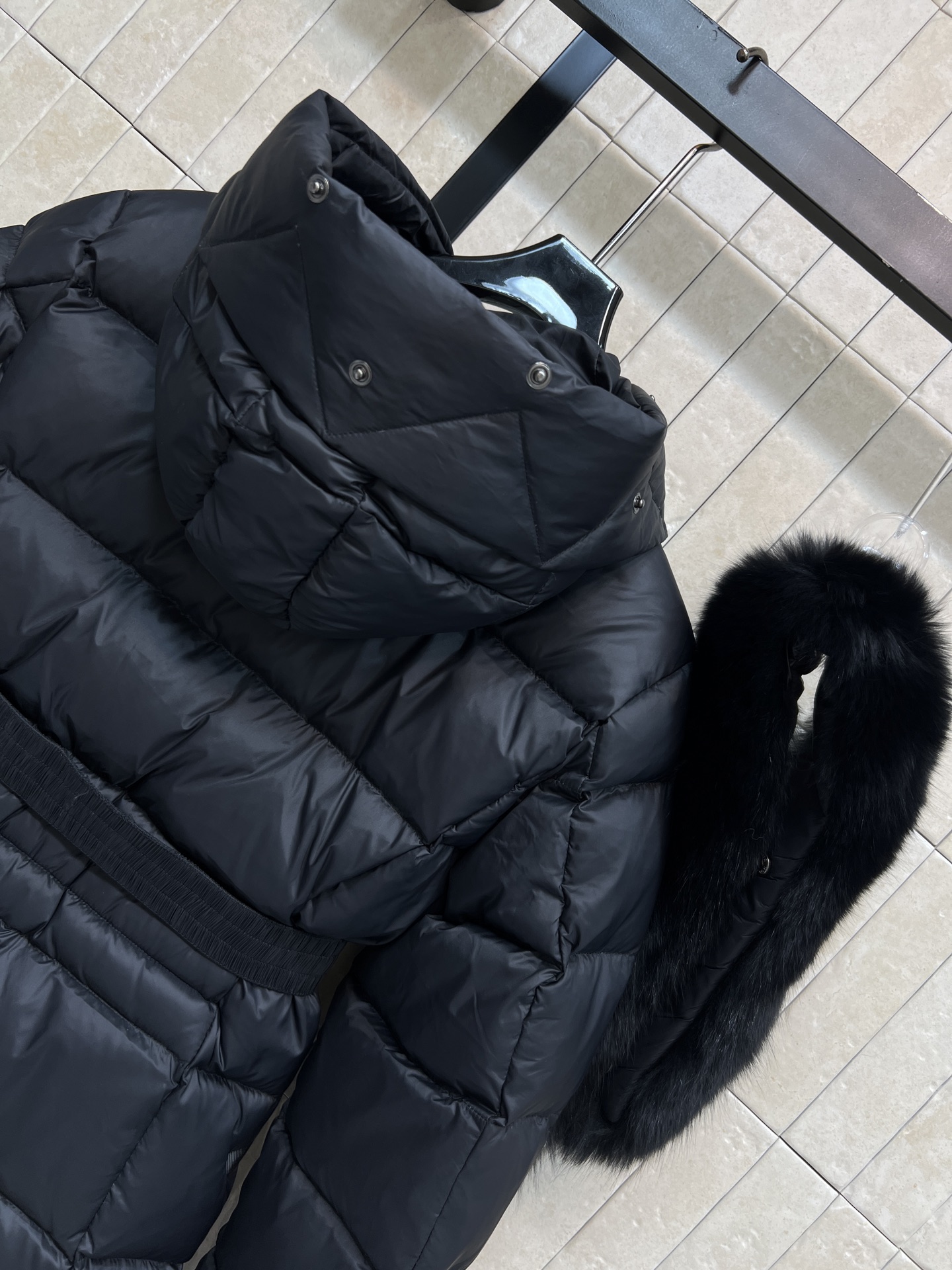 MO家 26秋冬新款 毛领收腰短款羽绒服 大毛领可拆卸设计 风格随心切换 连帽短款版型 搭配同色系收腰腰带 摆脱羽绒服臃 MO家 26秋冬新款 毛领收腰短款羽绒服 大毛领可拆卸设计 风格随心切换 连帽短款版型 搭配同色系收腰腰带 摆脱羽绒服臃