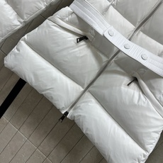 MO家 26秋冬新款 毛领收腰短款羽绒服 大毛领可拆卸设计 风格随心切换 连帽短款版型 搭配同色系收腰腰带 摆脱羽绒服臃 MO家 26秋冬新款 毛领收腰短款羽绒服 大毛领可拆卸设计 风格随心切换 连帽短款版型 搭配同色系收腰腰带 摆脱羽绒服臃