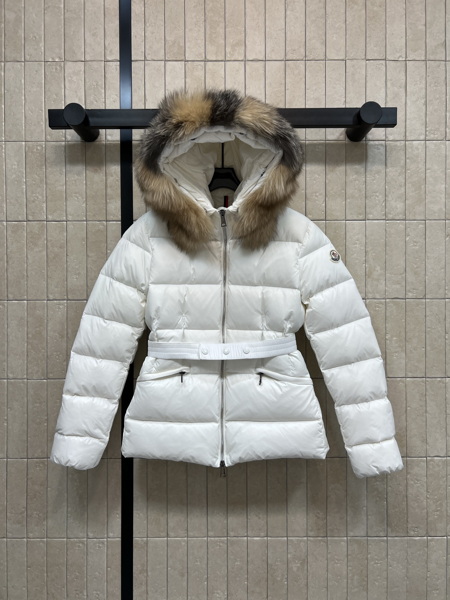 MO家 26秋冬新款 毛领收腰短款羽绒服 大毛领可拆卸设计 风格随心切换 连帽短款版型 搭配同色系收腰腰带 摆脱羽绒服臃 MO家 26秋冬新款 毛领收腰短款羽绒服 大毛领可拆卸设计 风格随心切换 连帽短款版型 搭配同色系收腰腰带 摆脱羽绒服臃