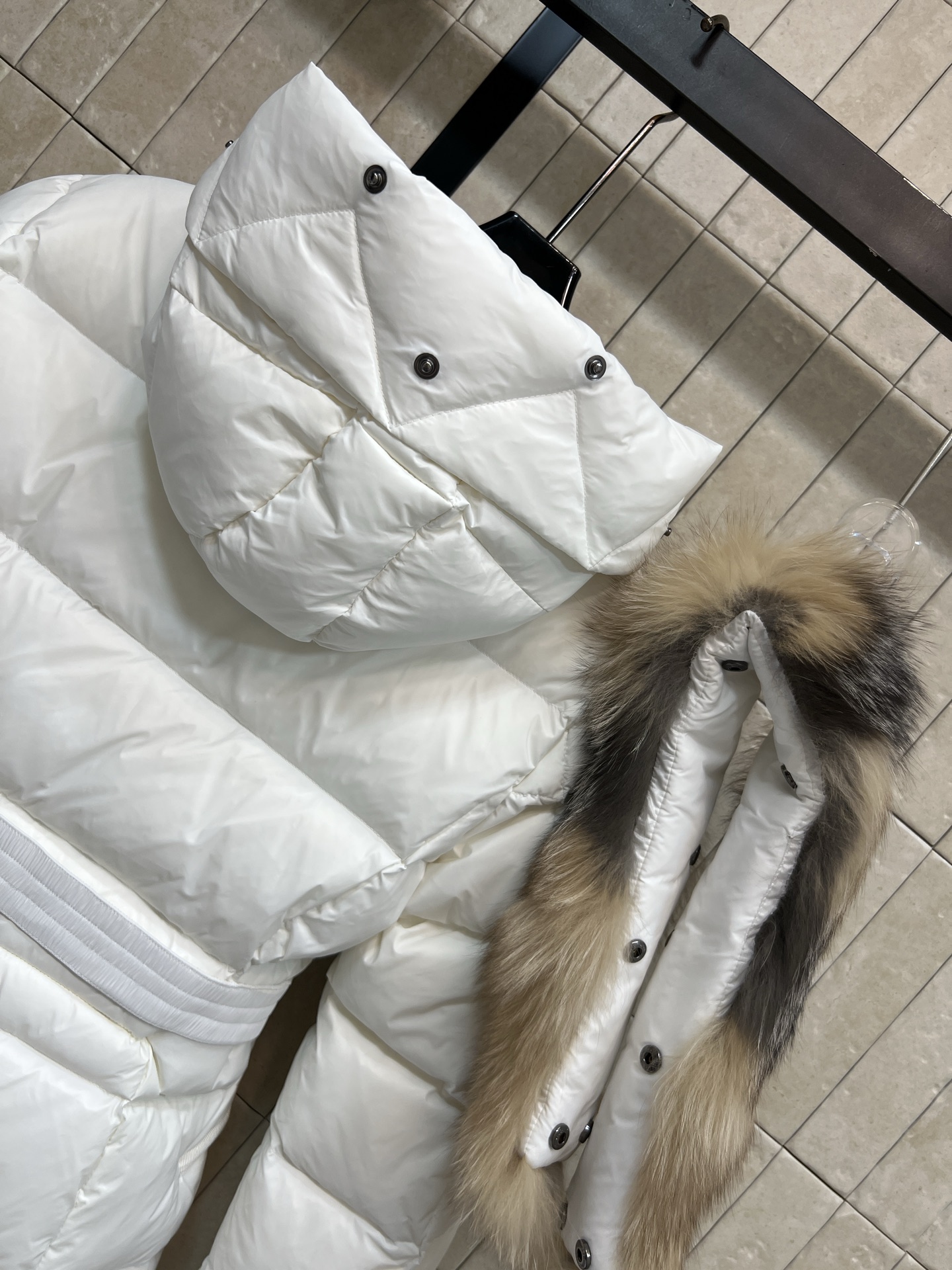 MO家 26秋冬新款 毛领收腰短款羽绒服 大毛领可拆卸设计 风格随心切换 连帽短款版型 搭配同色系收腰腰带 摆脱羽绒服臃 MO家 26秋冬新款 毛领收腰短款羽绒服 大毛领可拆卸设计 风格随心切换 连帽短款版型 搭配同色系收腰腰带 摆脱羽绒服臃