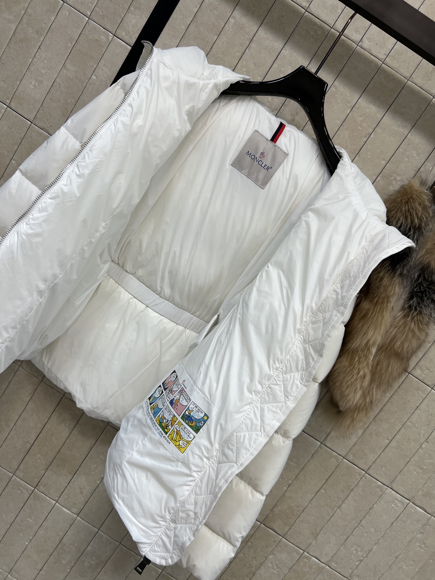MO家 26秋冬新款 毛领收腰短款羽绒服 大毛领可拆卸设计 风格随心切换 连帽短款版型 搭配同色系收腰腰带 摆脱羽绒服臃 MO家 26秋冬新款 毛领收腰短款羽绒服 大毛领可拆卸设计 风格随心切换 连帽短款版型 搭配同色系收腰腰带 摆脱羽绒服臃