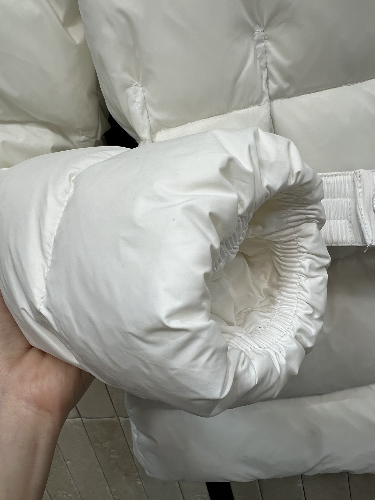 MO家 26秋冬新款 毛领收腰短款羽绒服 大毛领可拆卸设计 风格随心切换 连帽短款版型 搭配同色系收腰腰带 摆脱羽绒服臃 MO家 26秋冬新款 毛领收腰短款羽绒服 大毛领可拆卸设计 风格随心切换 连帽短款版型 搭配同色系收腰腰带 摆脱羽绒服臃