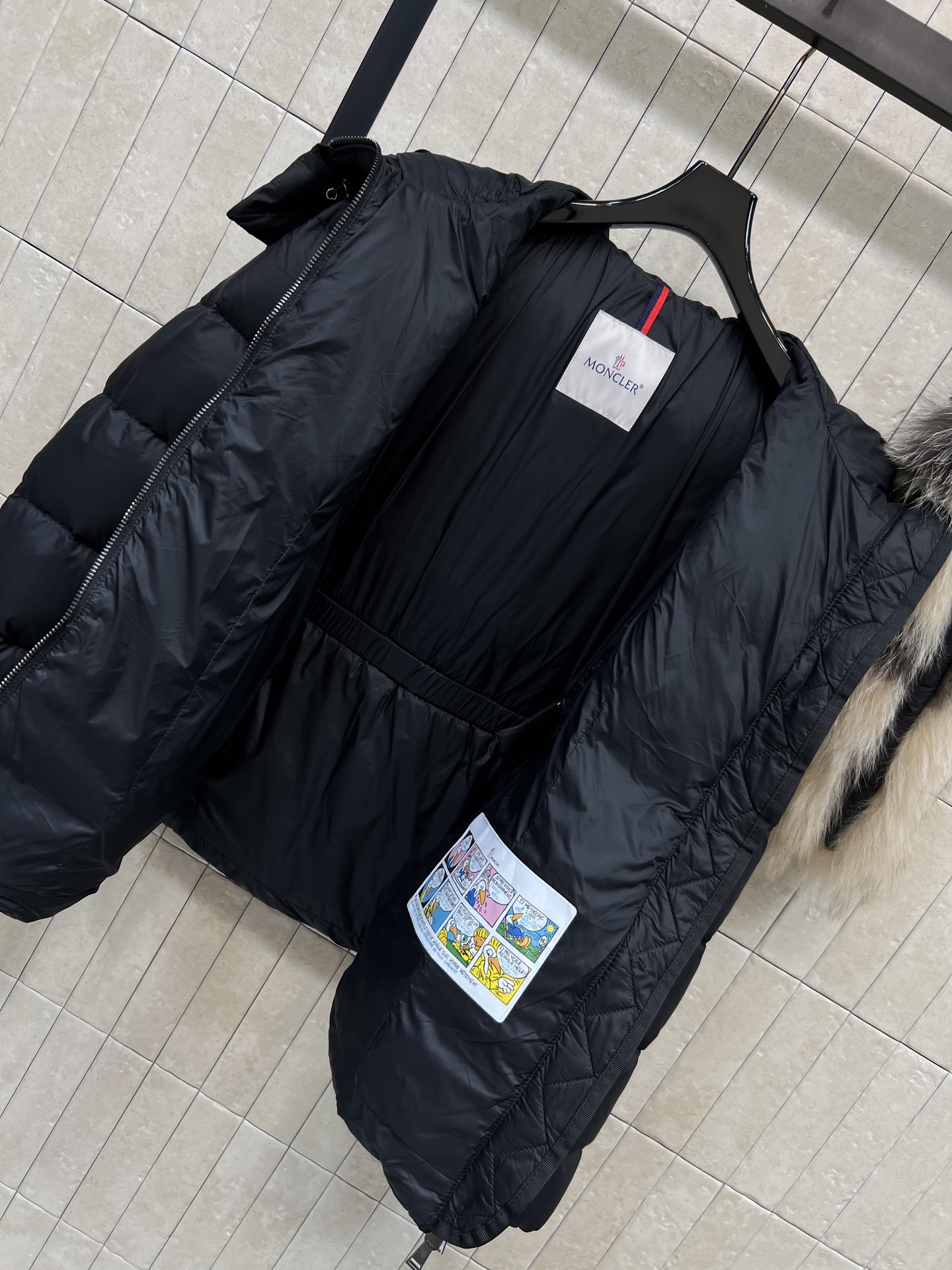 MO家 26秋冬新款 毛领收腰短款羽绒服 大毛领可拆卸设计 风格随心切换 连帽短款版型 搭配同色系收腰腰带 摆脱羽绒服臃 MO家 26秋冬新款 毛领收腰短款羽绒服 大毛领可拆卸设计 风格随心切换 连帽短款版型 搭配同色系收腰腰带 摆脱羽绒服臃