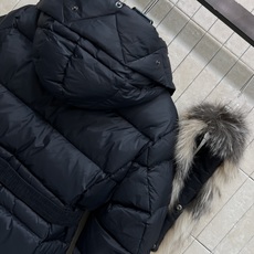 MO家 26秋冬新款 毛领收腰短款羽绒服 大毛领可拆卸设计 风格随心切换 连帽短款版型 搭配同色系收腰腰带 摆脱羽绒服臃 MO家 26秋冬新款 毛领收腰短款羽绒服 大毛领可拆卸设计 风格随心切换 连帽短款版型 搭配同色系收腰腰带 摆脱羽绒服臃