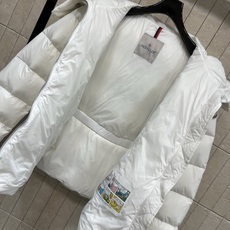 MO家 26秋冬新款 毛领收腰短款羽绒服 大毛领可拆卸设计 风格随心切换 连帽短款版型 搭配同色系收腰腰带 摆脱羽绒服臃 MO家 26秋冬新款 毛领收腰短款羽绒服 大毛领可拆卸设计 风格随心切换 连帽短款版型 搭配同色系收腰腰带 摆脱羽绒服臃