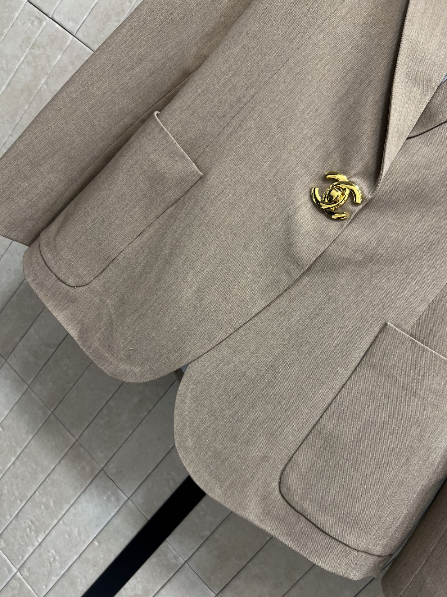 C家 26早秋新款 金属扣西装外套 面料细腻挺括 里衬条纹设计 细节感满满 利落平驳领剪裁 标志双C钮扣作为视觉亮点 大