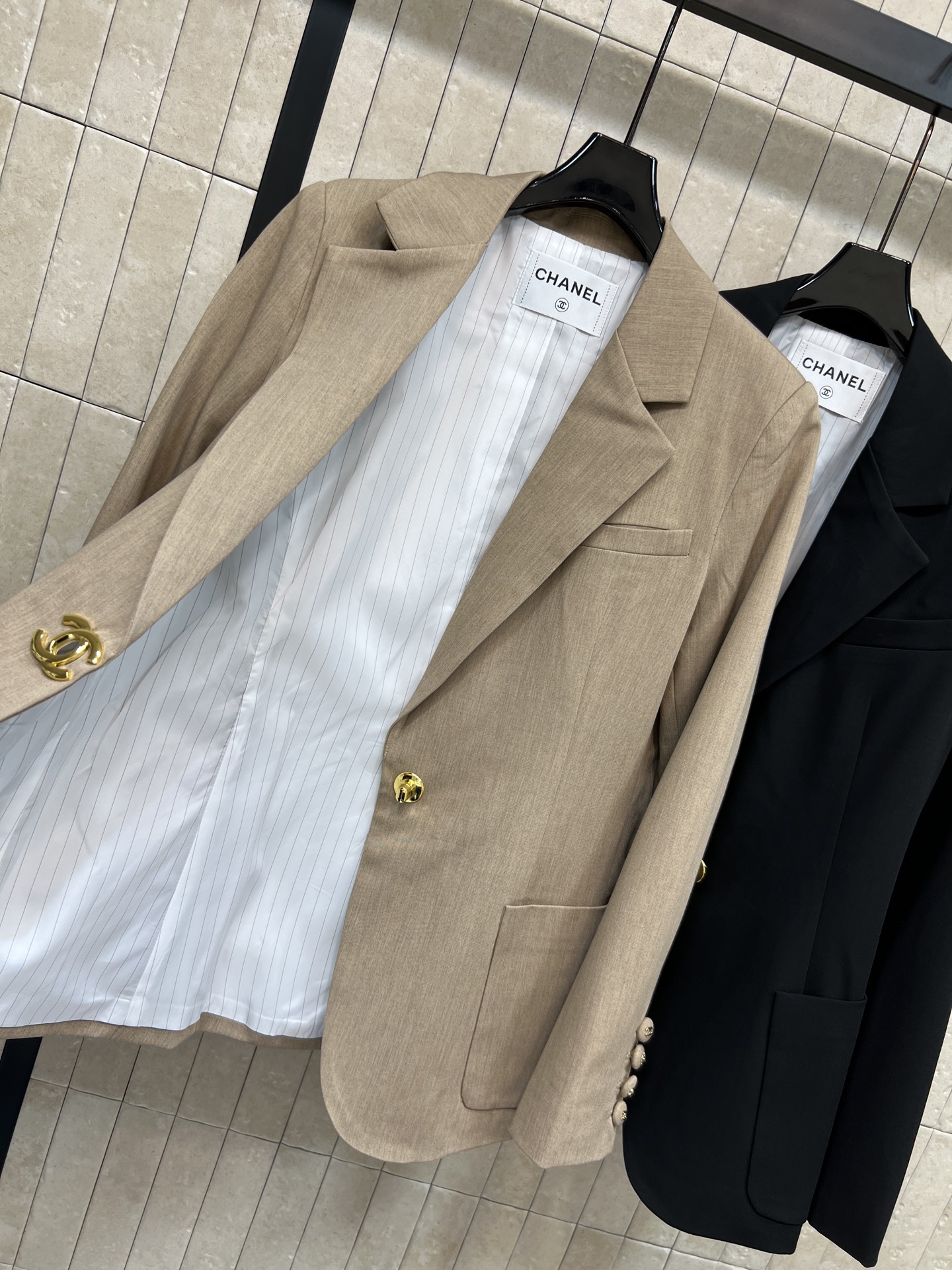 C家 26早秋新款 金属扣西装外套 面料细腻挺括 里衬条纹设计 细节感满满 利落平驳领剪裁 标志双C钮扣作为视觉亮点 大