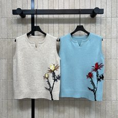 Self家 26早秋新款 花卉针织马甲 精致羊毛混纺针织面料 小V缺口圆领 简约别致不挑脖颈线条 衣身侧边花卉提花 罗纹 Self家 26早秋新款 花卉针织马甲 精致羊毛混纺针织面料 小V缺口圆领 简约别致不挑脖颈线条 衣身侧边花卉提花 罗纹