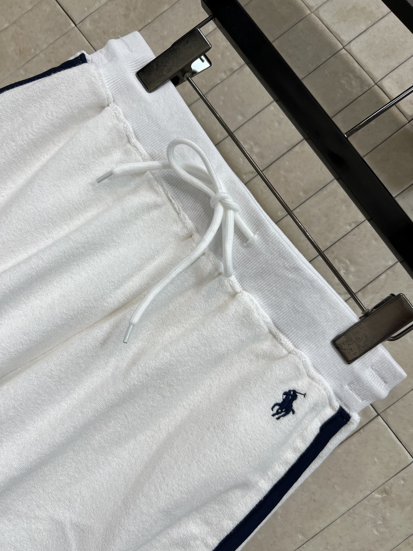 pol家 26早秋新款 撞色Polo领休闲套装 Polo领长袖+高腰短裤 棉质混纺面料 亲肤舒适 上衣胸前口袋点缀细节精 pol家 26早秋新款 撞色Polo领休闲套装 Polo领长袖+高腰短裤 棉质混纺面料 亲肤舒适 上衣胸前口袋点缀细节精