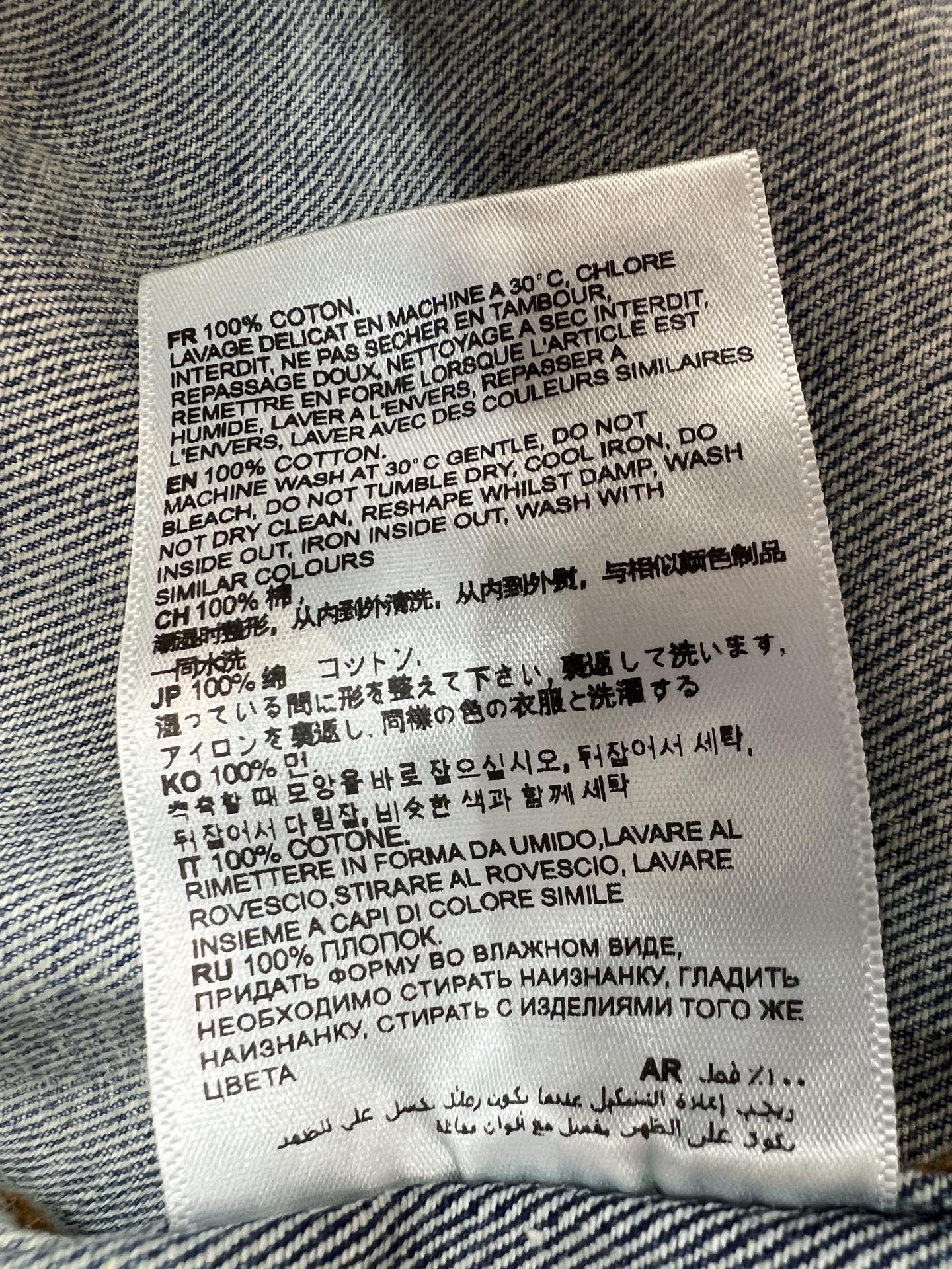 26早秋新款 牛仔衬衫外套 水洗牛仔棉面料 经典翻领设计 前襟按扣开合 宽松落肩长袖 弧形下摆 随性松弛版型 上身挺括有