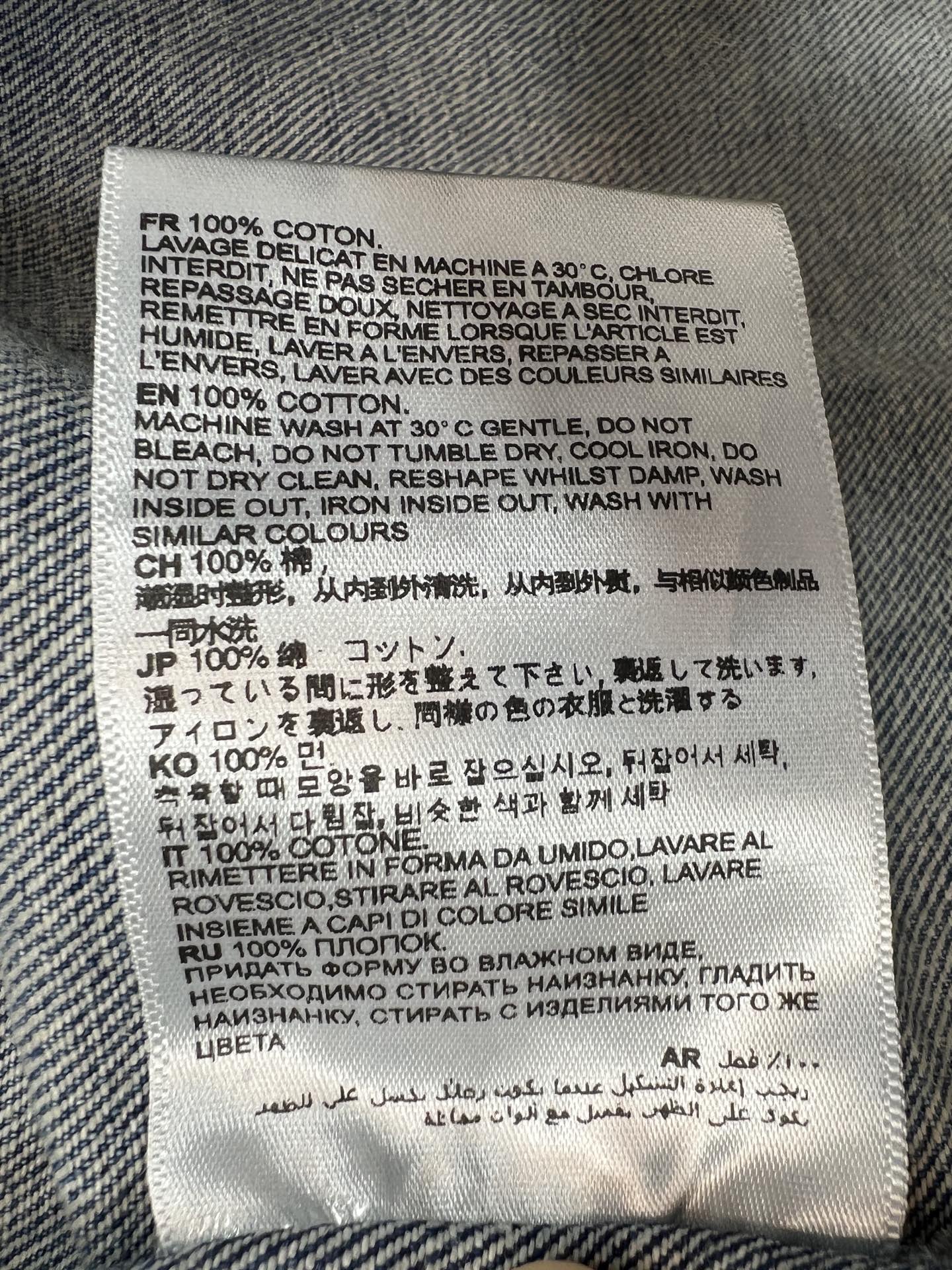 26早秋新款 短款牛仔衬衫外套 水洗牛仔棉面料 经典翻领设计 前襟按扣开合 宽松落肩长袖 弧形下摆 随性松弛版型 上身挺