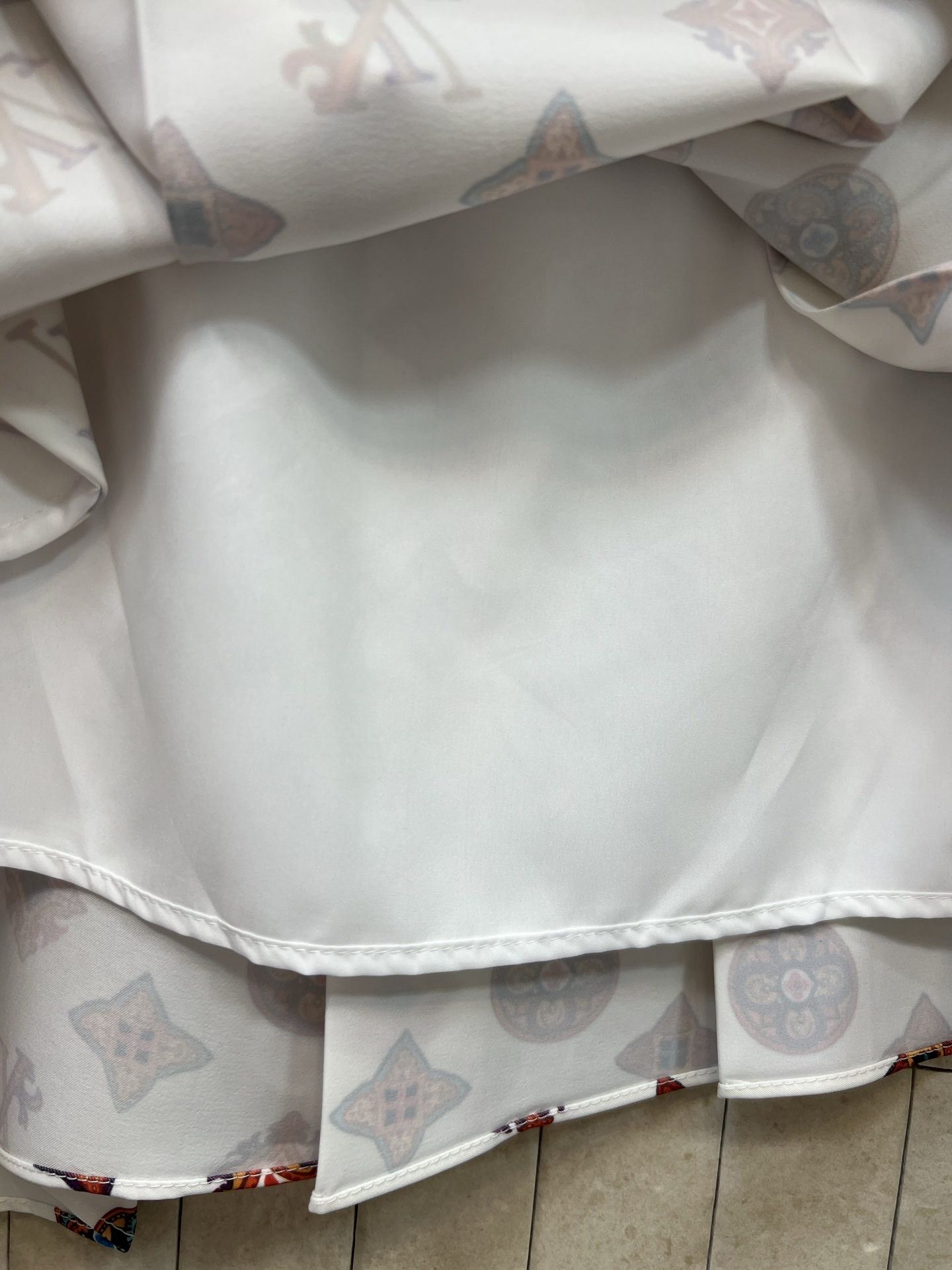 L家 26早秋新款 印花不规则百褶短裙 面料垂顺有型 高腰剪裁侧边双皮扣袢带可调节 设计感十足 压褶工艺结合不规则下摆 L家 26早秋新款 印花不规则百褶短裙 面料垂顺有型 高腰剪裁侧边双皮扣袢带可调节 设计感十足 压褶工艺结合不规则下摆