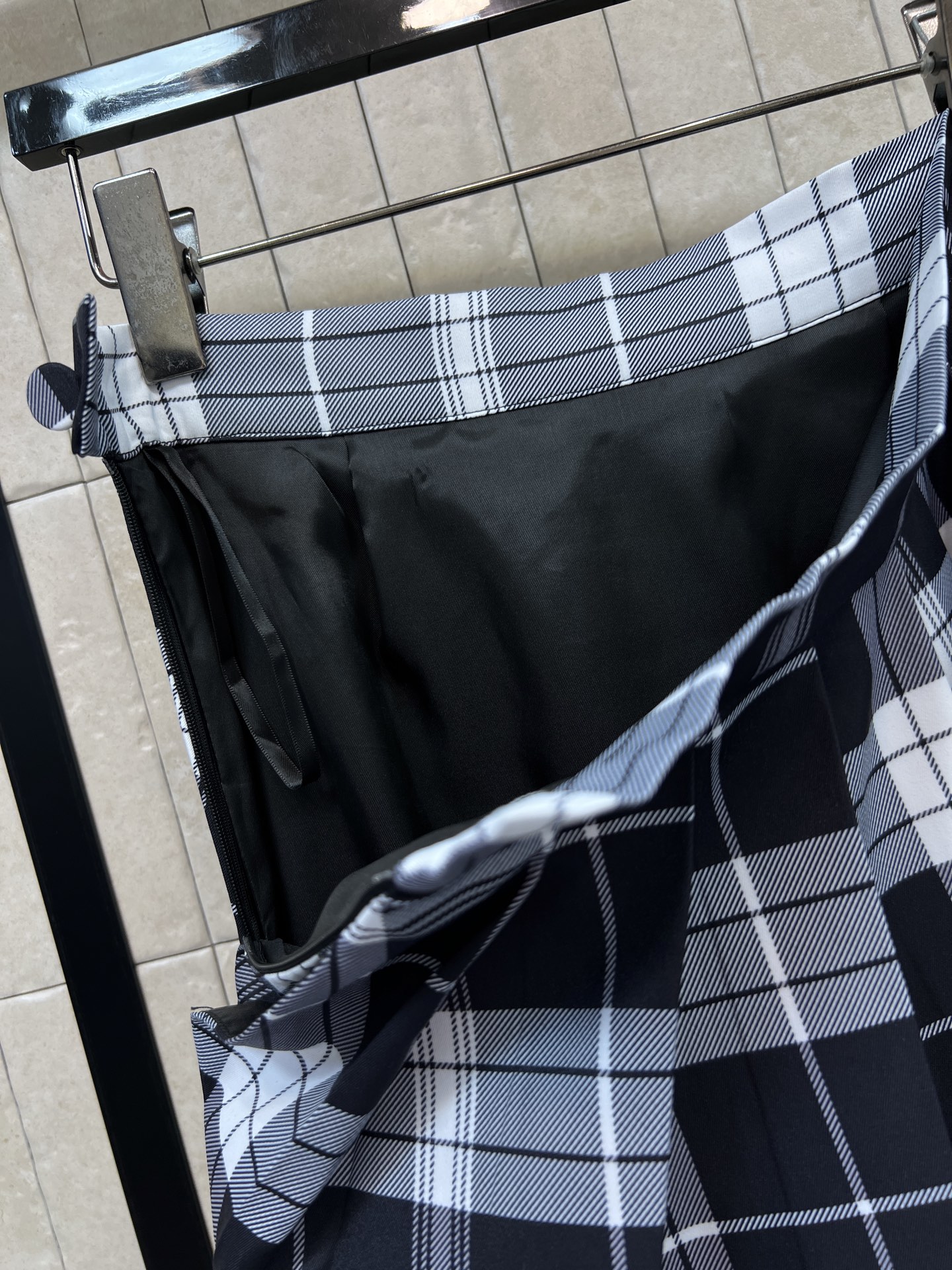 L家 26早秋新款 格纹百褶半长裙 面料挺括顺滑 不易皱 高腰版型利落压褶工艺 自带垂坠立体感 巧妙修饰胯部与腿部线条 L家 26早秋新款 格纹百褶半长裙 面料挺括顺滑 不易皱 高腰版型利落压褶工艺 自带垂坠立体感 巧妙修饰胯部与腿部线条