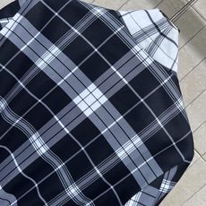 L家 26早秋新款 格纹立领短款外套 挺括顺滑的面料 别致木耳边立领设计 前中拉链开合 袖口logo皮牌点缀 细节感满满 L家 26早秋新款 格纹立领短款外套 挺括顺滑的面料 别致木耳边立领设计 前中拉链开合 袖口logo皮牌点缀 细节感满满