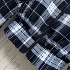 L家 26早秋新款 格纹立领短款外套 挺括顺滑的面料 别致木耳边立领设计 前中拉链开合 袖口logo皮牌点缀 细节感满满 L家 26早秋新款 格纹立领短款外套 挺括顺滑的面料 别致木耳边立领设计 前中拉链开合 袖口logo皮牌点缀 细节感满满