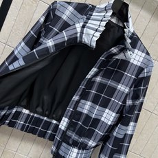 L家 26早秋新款 格纹立领短款外套 挺括顺滑的面料 别致木耳边立领设计 前中拉链开合 袖口logo皮牌点缀 细节感满满 L家 26早秋新款 格纹立领短款外套 挺括顺滑的面料 别致木耳边立领设计 前中拉链开合 袖口logo皮牌点缀 细节感满满