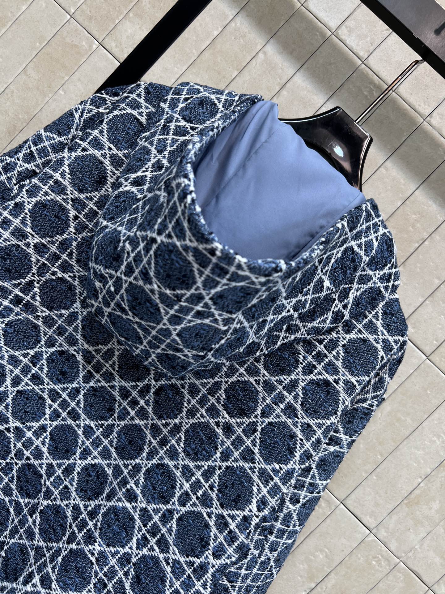 D家 26早秋新款 蓝白格纹连帽外套 蓝白几何格纹肌理感丰富 宽松连帽版型 帽口抽绳可自由调节 休闲又防风 中间拉链开合