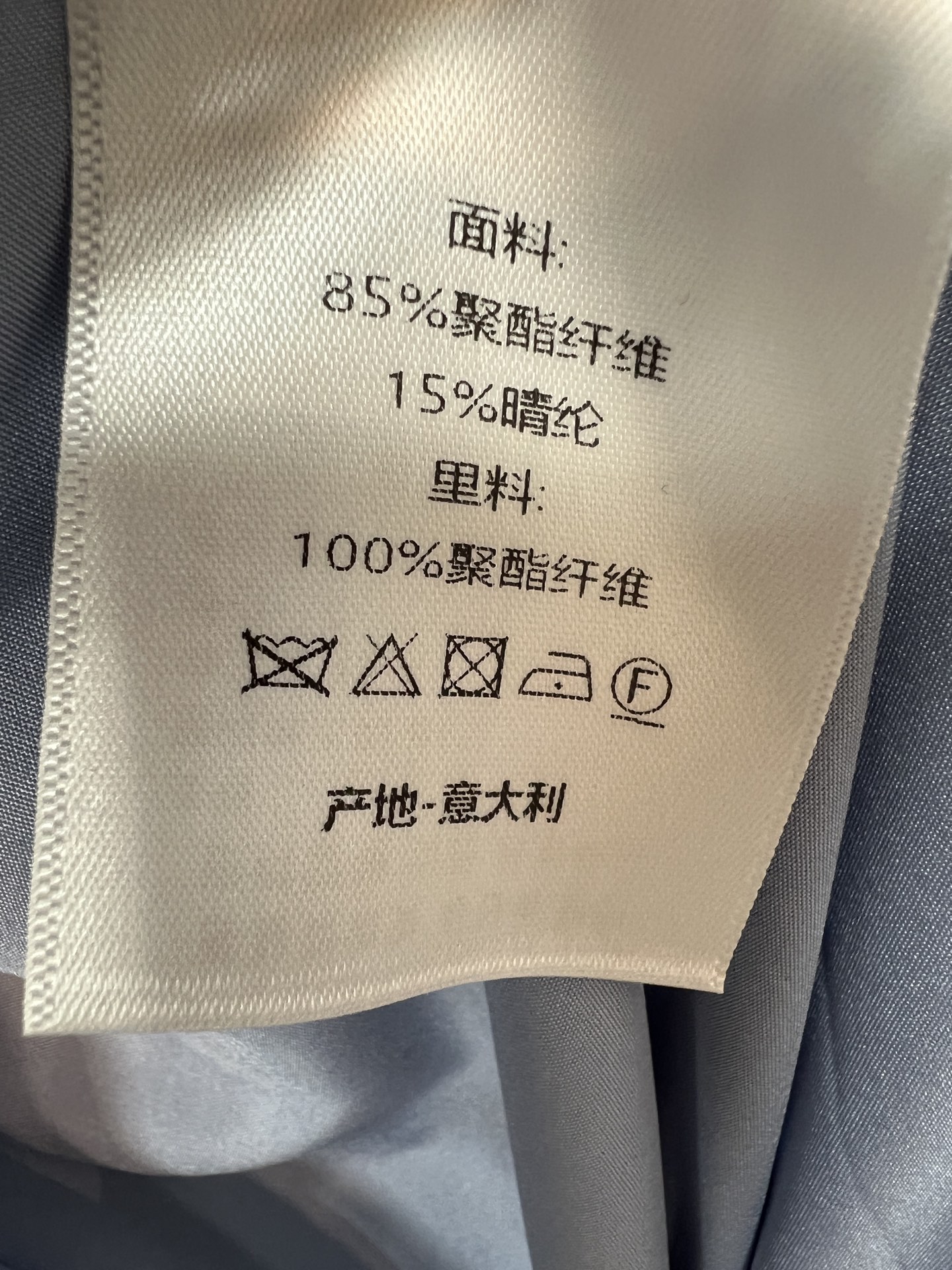 D家 26早秋新款 蓝白格纹连帽外套 蓝白几何格纹肌理感丰富 宽松连帽版型 帽口抽绳可自由调节 休闲又防风 中间拉链开合