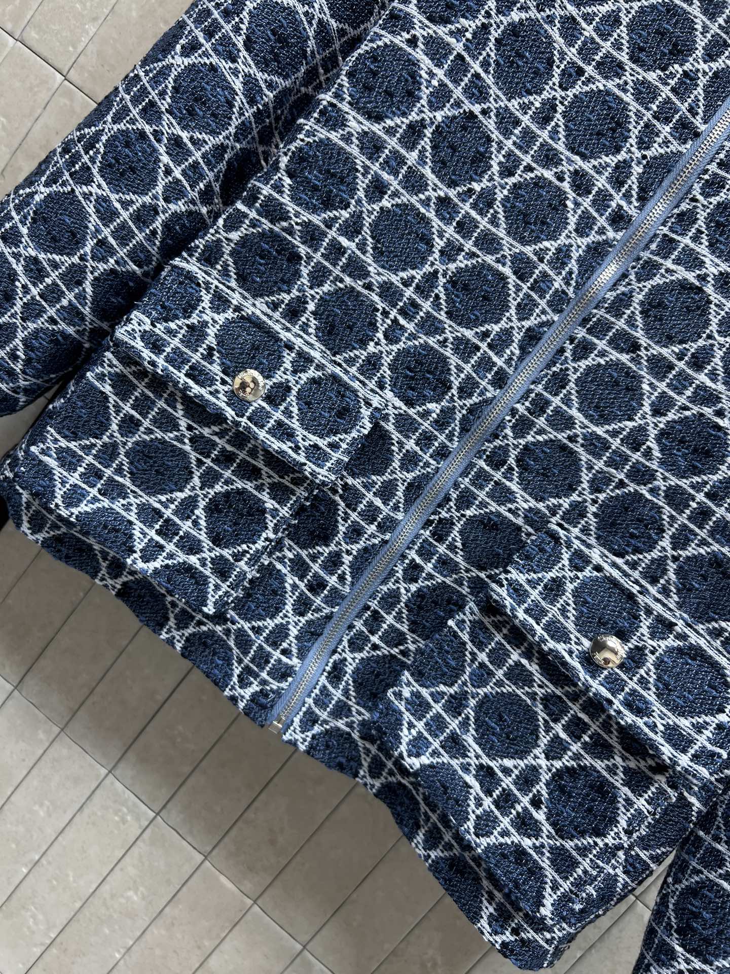 D家 26早秋新款 蓝白格纹连帽外套 蓝白几何格纹肌理感丰富 宽松连帽版型 帽口抽绳可自由调节 休闲又防风 中间拉链开合
