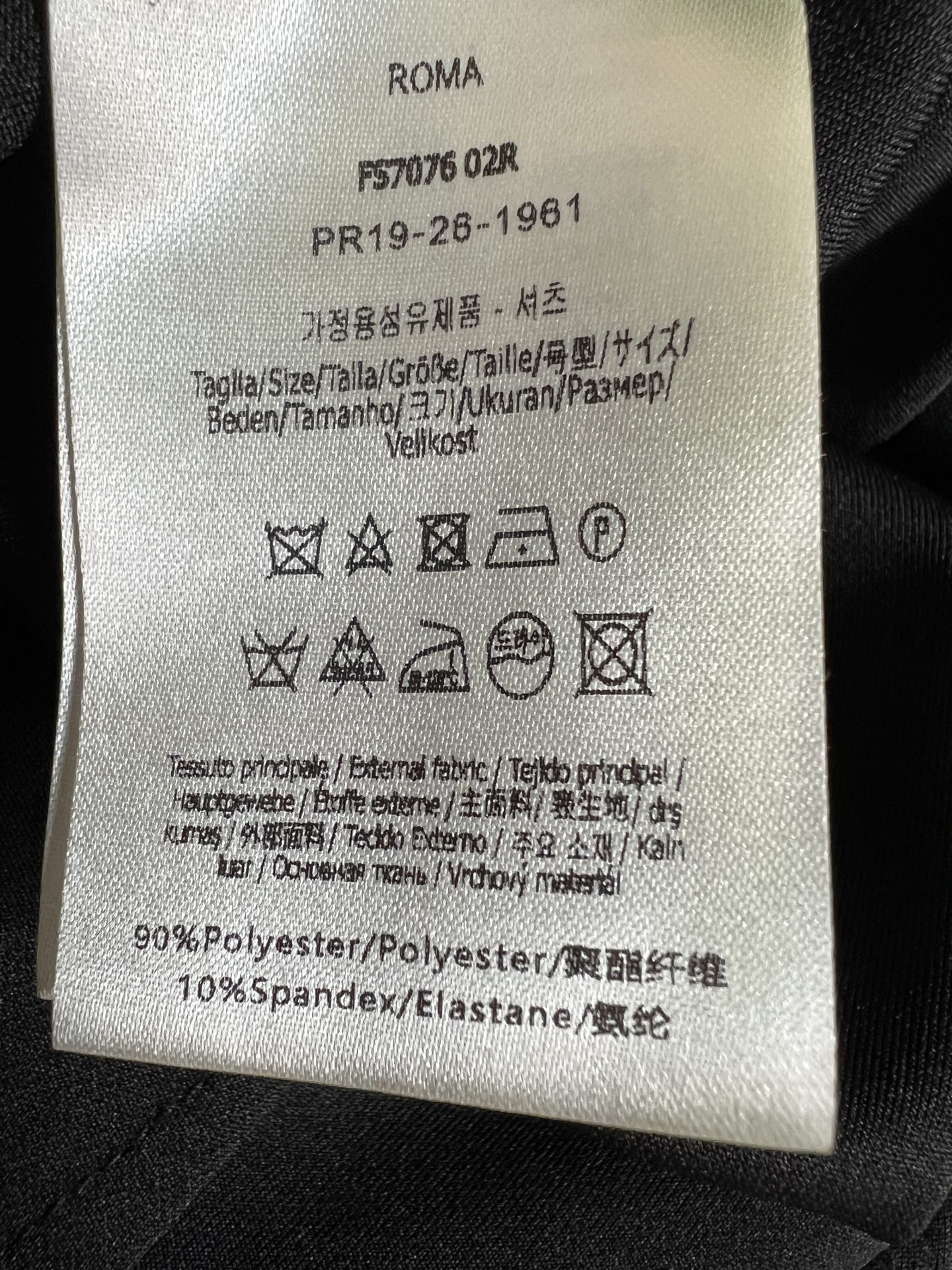 FD家 26早秋新款 黑色高腰微喇长裤 面料垂顺亲肤舒适 利落高腰版型 轻松拉高腰线 纽扣门襟搭配口袋 腰侧白色logo FD家 26早秋新款 黑色高腰微喇长裤 面料垂顺亲肤舒适 利落高腰版型 轻松拉高腰线 纽扣门襟搭配口袋 腰侧白色logo