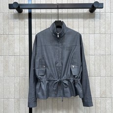 MIU家 26早秋新款 灰色立领抽绳夹克 面料垂顺 立领拉链设计简约利落 兼顾防风属性 胸前压印logo低调精致 丰富细 MIU家 26早秋新款 灰色立领抽绳夹克 面料垂顺 立领拉链设计简约利落 兼顾防风属性 胸前压印logo低调精致 丰富细