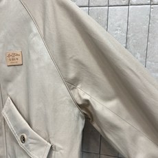L家 26早秋新款 卡其色短款外套 棉质面料挺括耐磨 立领搭配金属按扣门襟 胸前logo点缀 低调有质感 斜角翻盖大口袋 L家 26早秋新款 卡其色短款外套 棉质面料挺括耐磨 立领搭配金属按扣门襟 胸前logo点缀 低调有质感 斜角翻盖大口袋