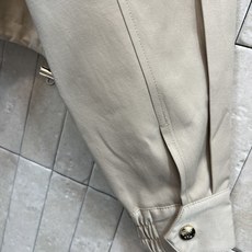 L家 26早秋新款 卡其色短款外套 棉质面料挺括耐磨 立领搭配金属按扣门襟 胸前logo点缀 低调有质感 斜角翻盖大口袋 L家 26早秋新款 卡其色短款外套 棉质面料挺括耐磨 立领搭配金属按扣门襟 胸前logo点缀 低调有质感 斜角翻盖大口袋