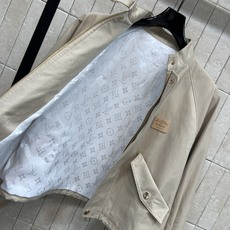L家 26早秋新款 卡其色短款外套 棉质面料挺括耐磨 立领搭配金属按扣门襟 胸前logo点缀 低调有质感 斜角翻盖大口袋 L家 26早秋新款 卡其色短款外套 棉质面料挺括耐磨 立领搭配金属按扣门襟 胸前logo点缀 低调有质感 斜角翻盖大口袋