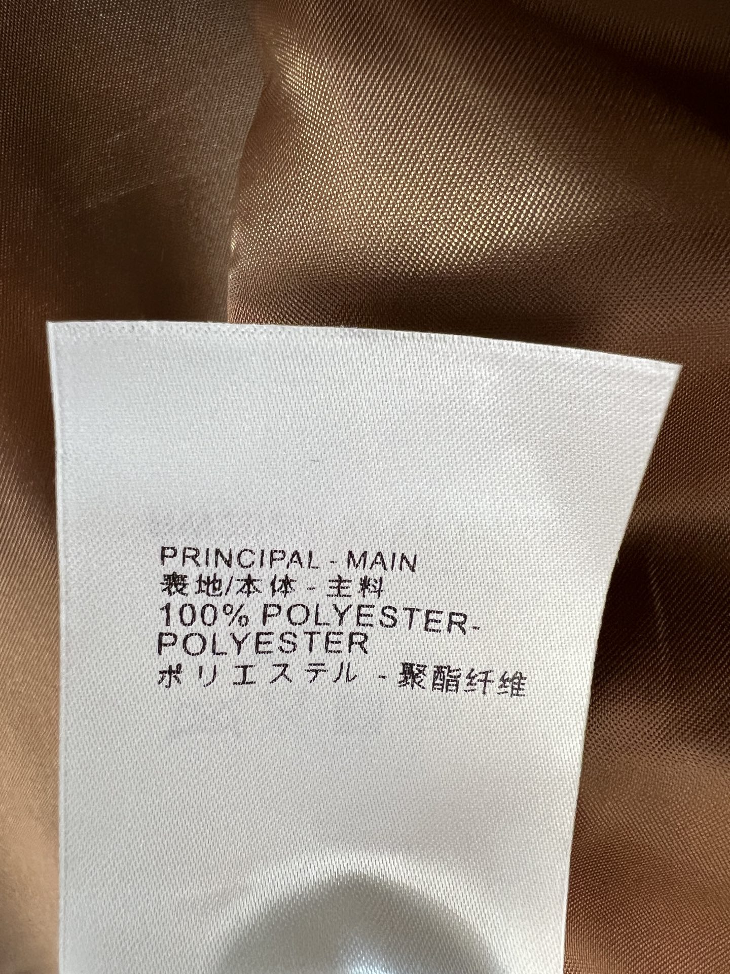 26早秋新款 翻领短款外套 复古仿麂皮面料触感细腻柔和 简约小翻领利落大方 门襟排列金属方形扣 精致有辨识度 合身短款剪