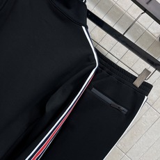 PD家 26早秋新款 黑色立领套装 立领外套+高腰束脚裤 太空棉面料 软糯亲肤 衣身侧边红白撞色织带贯穿 胸前三角金属标 PD家 26早秋新款 黑色立领套装 立领外套+高腰束脚裤 太空棉面料 软糯亲肤 衣身侧边红白撞色织带贯穿 胸前三角金属标
