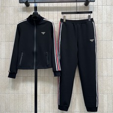 PD家 26早秋新款 黑色立领套装 立领外套+高腰束脚裤 太空棉面料 软糯亲肤 衣身侧边红白撞色织带贯穿 胸前三角金属标 PD家 26早秋新款 黑色立领套装 立领外套+高腰束脚裤 太空棉面料 软糯亲肤 衣身侧边红白撞色织带贯穿 胸前三角金属标