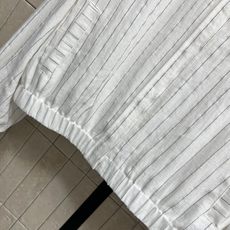 C家 26早秋新款 条纹短款衬衫外套 亚麻混纺面料 柔软透气 简约翻领自带松弛氛围感 衣身隐形纽扣门襟 胸前精致logo C家 26早秋新款 条纹短款衬衫外套 亚麻混纺面料 柔软透气 简约翻领自带松弛氛围感 衣身隐形纽扣门襟 胸前精致logo