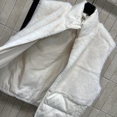 LP家 26秋冬新款 毛绒拼接立领羽绒马甲 上半段软糯羊绒羊毛面料 含绒量90白鹅绒 兼顾颜值与保暖 高立领设计抵御冷风 LP家 26秋冬新款 毛绒拼接立领羽绒马甲 上半段软糯羊绒羊毛面料 含绒量90白鹅绒 兼顾颜值与保暖 高立领设计抵御冷风