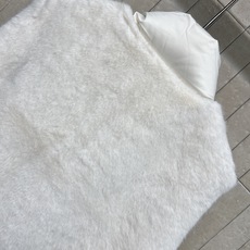 LP家 26秋冬新款 毛绒拼接立领羽绒马甲 上半段软糯羊绒羊毛面料 含绒量90白鹅绒 兼顾颜值与保暖 高立领设计抵御冷风 LP家 26秋冬新款 毛绒拼接立领羽绒马甲 上半段软糯羊绒羊毛面料 含绒量90白鹅绒 兼顾颜值与保暖 高立领设计抵御冷风