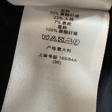 D家 26早秋新款 藏青短款西装外套 挺括面料西装翻领点缀丝绒蝴蝶结金属扣饰 精致感拉满 单排同色系纽扣 两侧贴袋兼顾美 D家 26早秋新款 藏青短款西装外套 挺括面料西装翻领点缀丝绒蝴蝶结金属扣饰 精致感拉满 单排同色系纽扣 两侧贴袋兼顾美