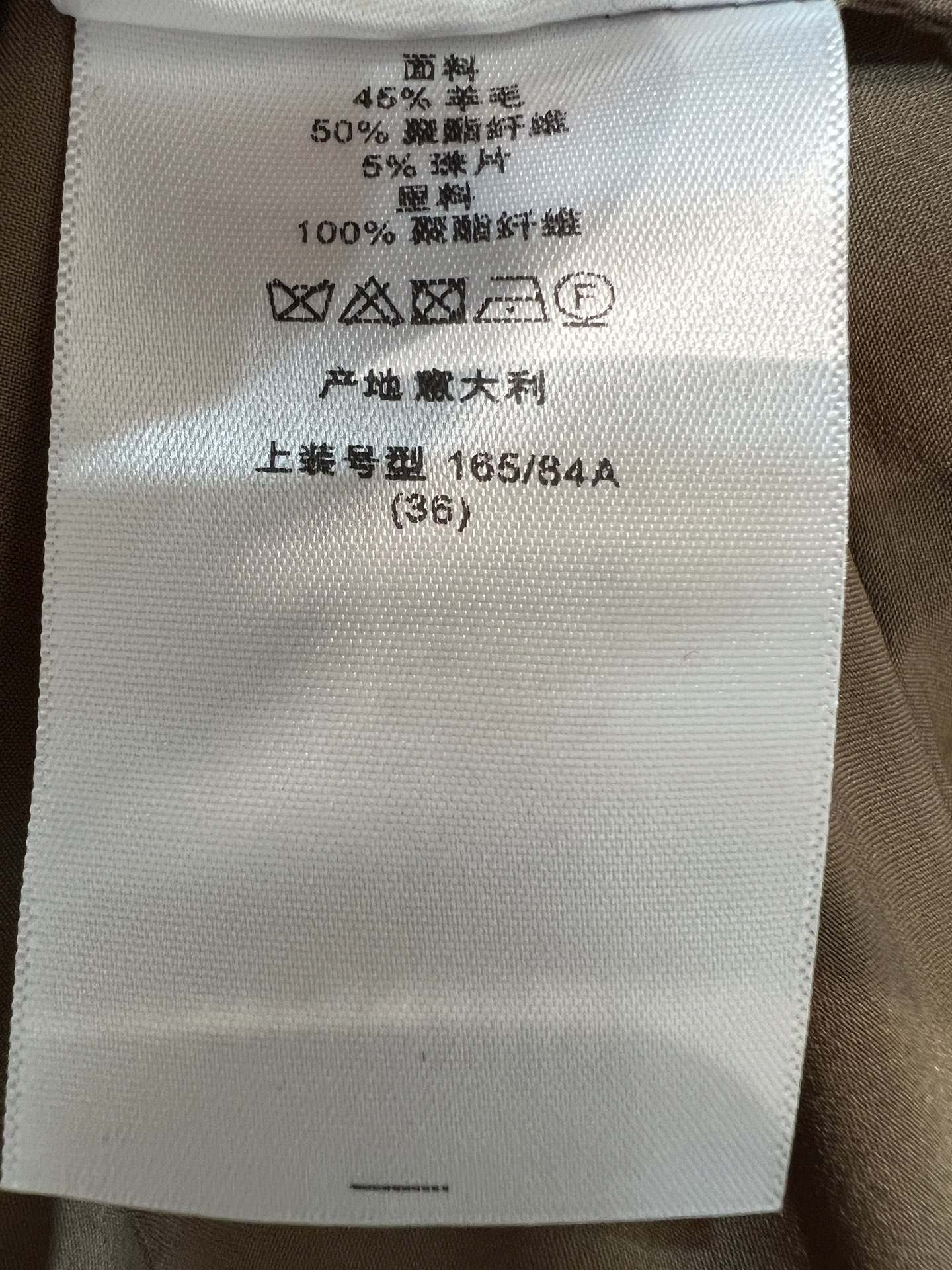 D家 26早秋新款 收腰西装外套 含45羊毛 散落细碎珠片 自带微光质感 经典平驳西装领 利落大气 单颗扣简约收型 两侧