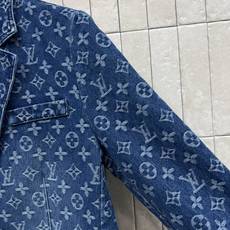 L家 26早秋新款 满印老花牛仔外套 牛仔棉面料自带复古肌理 全身满印老花提花 辨识度直接拉满 经典平驳西装领 金色复古 L家 26早秋新款 满印老花牛仔外套 牛仔棉面料自带复古肌理 全身满印老花提花 辨识度直接拉满 经典平驳西装领 金色复古