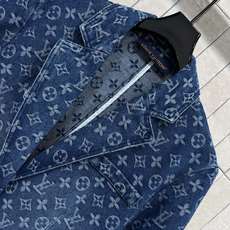 L家 26早秋新款 满印老花牛仔外套 牛仔棉面料自带复古肌理 全身满印老花提花 辨识度直接拉满 经典平驳西装领 金色复古 L家 26早秋新款 满印老花牛仔外套 牛仔棉面料自带复古肌理 全身满印老花提花 辨识度直接拉满 经典平驳西装领 金色复古