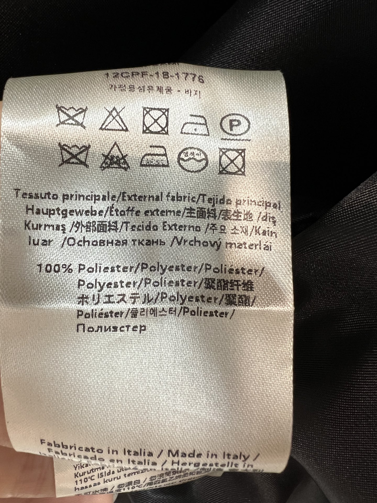 FD家 26早秋新款 老花拼色连帽短款外套 面料挺括顺滑 防风实用 上下拼接经典FF提花复古辨识度拉满 金色金属拉链与圆
