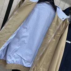 PD家 26早秋新款 立领短款夹克外套 棉质婚礼 挺括抗皱 简约立领设计领口金属扣细节精致 全拉链门襟穿脱方便 衣身小织 PD家 26早秋新款 立领短款夹克外套 棉质婚礼 挺括抗皱 简约立领设计领口金属扣细节精致 全拉链门襟穿脱方便 衣身小织