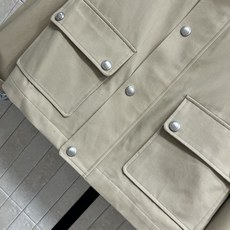D家 26早秋新款 撞色翻领外套 复古撞色灯芯绒翻领 瞬间增加层次氛围感 衣身精致logo 按扣+拉链设计利落大气 两侧 D家 26早秋新款 撞色翻领外套 复古撞色灯芯绒翻领 瞬间增加层次氛围感 衣身精致logo 按扣+拉链设计利落大气 两侧