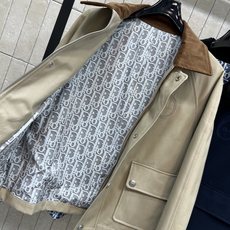 D家 26早秋新款 撞色翻领外套 复古撞色灯芯绒翻领 瞬间增加层次氛围感 衣身精致logo 按扣+拉链设计利落大气 两侧 D家 26早秋新款 撞色翻领外套 复古撞色灯芯绒翻领 瞬间增加层次氛围感 衣身精致logo 按扣+拉链设计利落大气 两侧